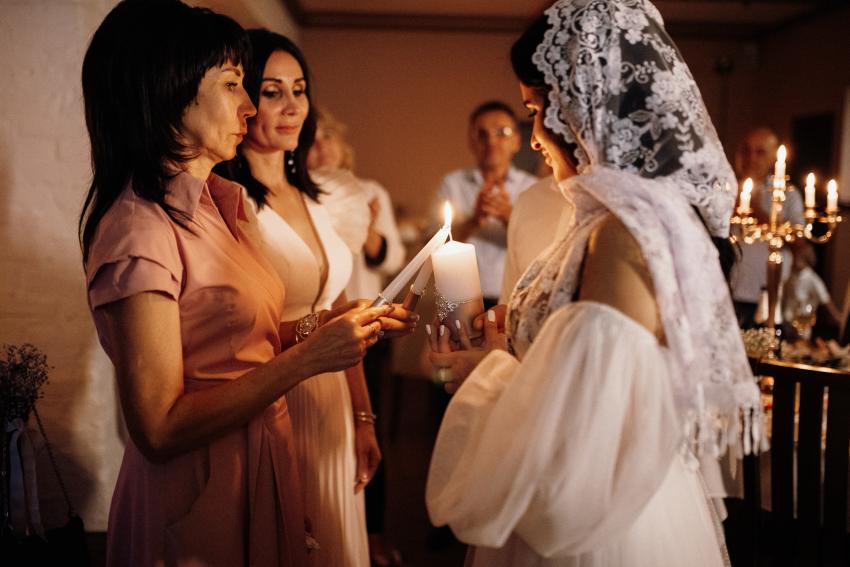 ceremony of handing over the wedding fire from parents to childr